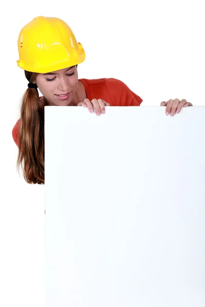 Travailleur féminin avec un tableau blanc — Photo
