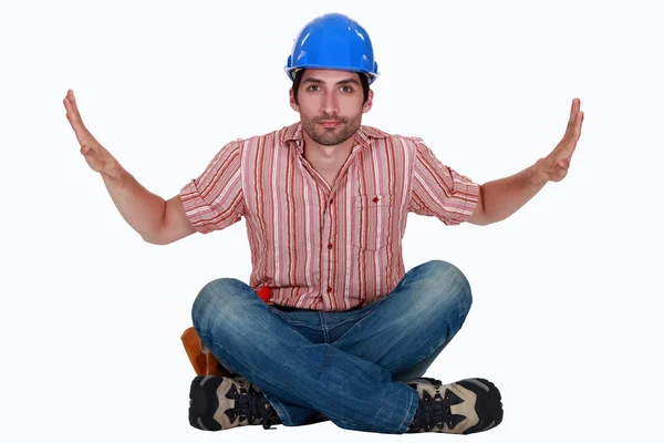 Um trabalhador da construção sentado . — Fotografia de Stock