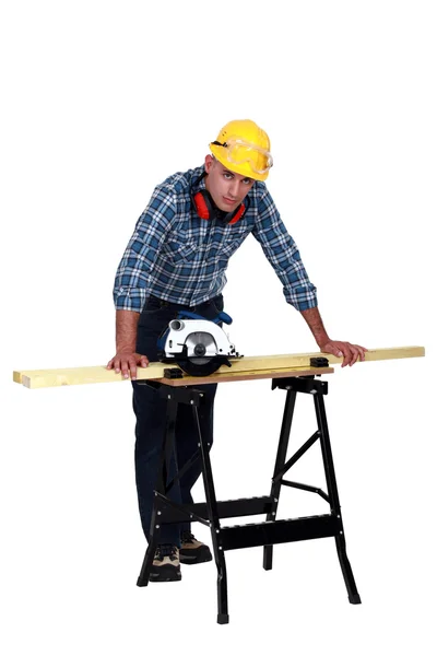 Un carpintero con una sierra circular . —  Fotos de Stock