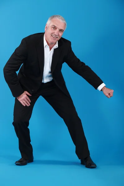 Reifer Mann gestikuliert auf blauem Hintergrund — Stockfoto