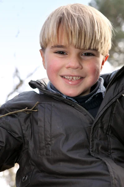 Porträtt av en glad liten pojke utomhus — Stockfoto