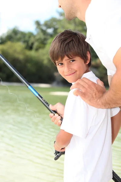 父亲和儿子出来一起钓鱼 — 图库照片