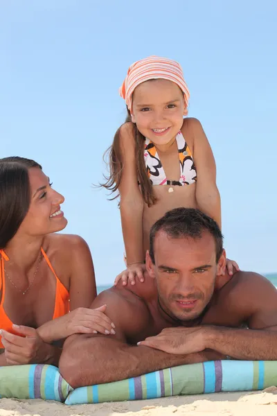 Familie ontspannen op het strand — Stockfoto