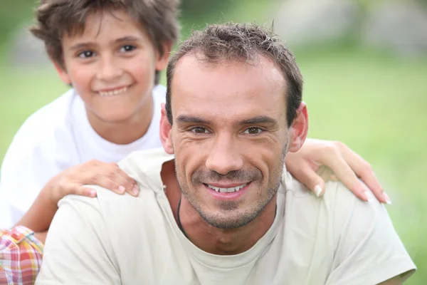 Portret van gelukkig man met kleine jongen buitenshuis, — Stockfoto