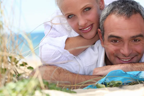 Couple, laid down at the beach — Stock Photo, Image