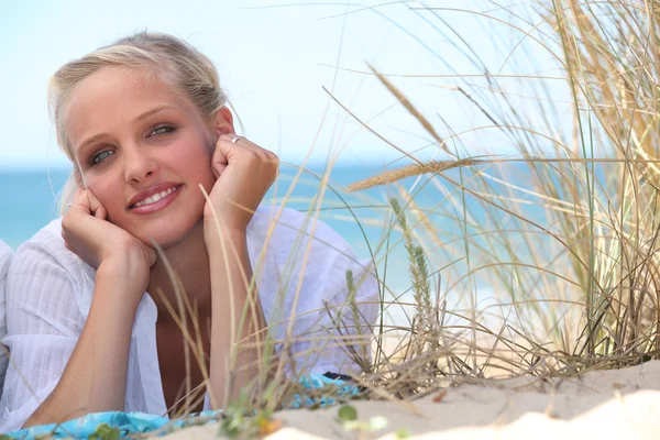 매력적인 금발 머리 여자 해변에 누워 — 스톡 사진