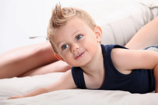 Malý chlapec s rosolovité vlasy — Stock fotografie