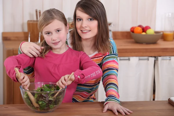 Mãe e filha fazendo salada — Fotografia de Stock