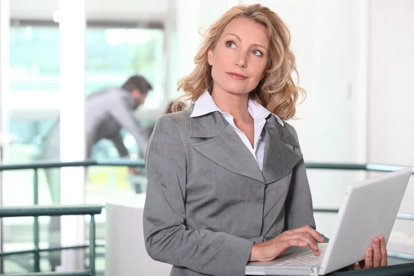 Бізнес-леді на робочому місці з ноутбуком — стокове фото