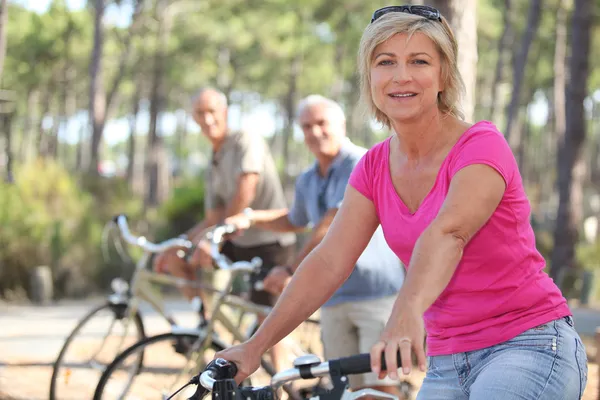 Seniorengruppe mit Fahrrädern im Park — Stockfoto