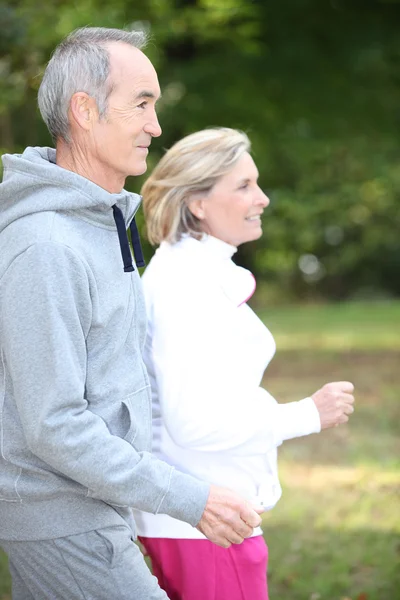 Joyeux couple senior jogging — Photo