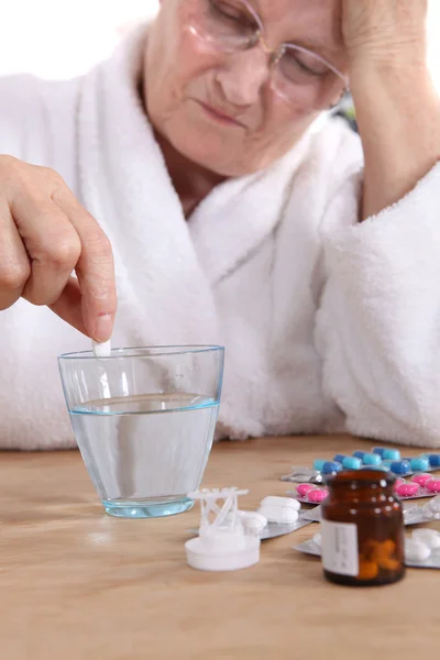 Donna anziana che prende pillole — Foto Stock
