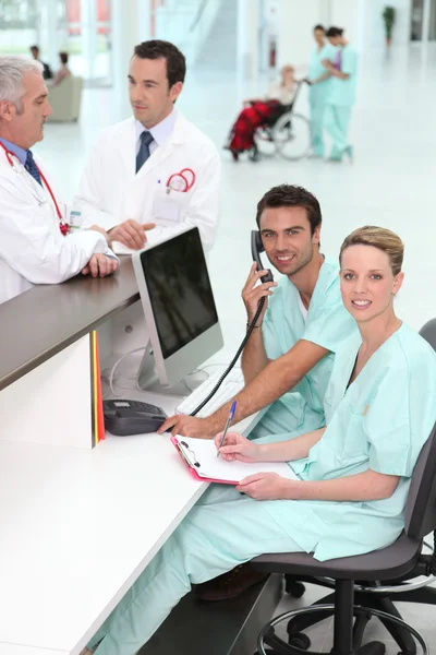 Медсестры и врачи на приеме в больнице — стоковое фото