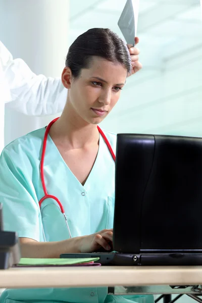 Νοσοκόμα που εργάζεστε σε έναν υπολογιστή — Φωτογραφία Αρχείου