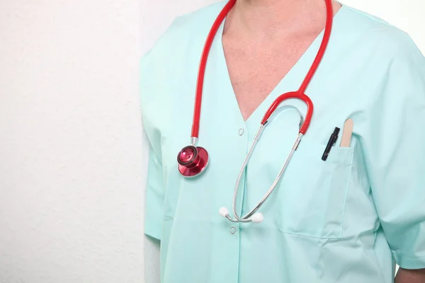 Nahaufnahme einer Frau, die sich im Krankenhaus mit einem Stethoskop schrubbt — Stockfoto