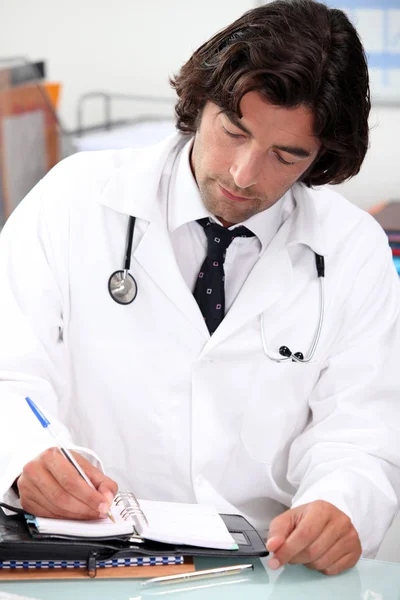 Lekarz pisze w pamiętniku — Zdjęcie stockowe