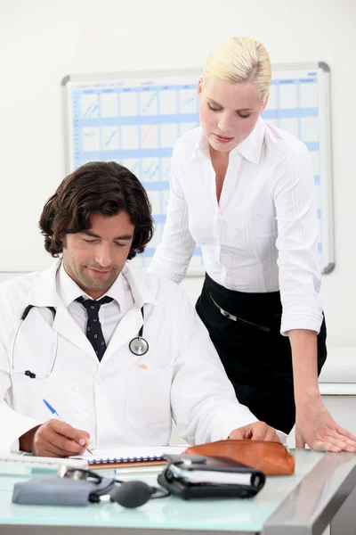 Two doctors comparing notes — Stock Photo, Image