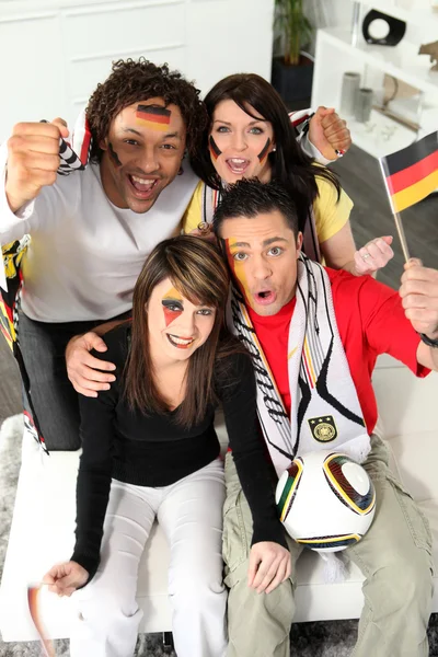 Un grupo de amigos apoyando al equipo de fútbol alemán — Foto de Stock