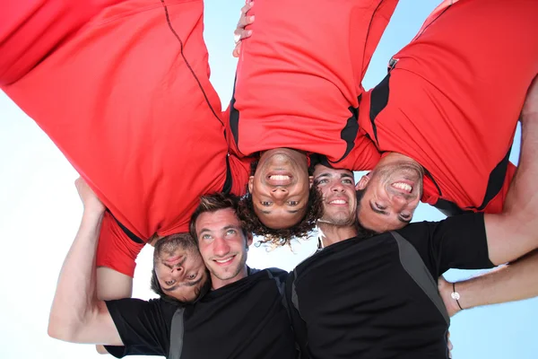 Tiro de baixo ângulo de cinco homens jovens jogando rugby — Fotografia de Stock
