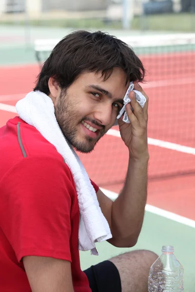 Giocatore di tennis che si pulisce la fronte in disparte — Foto Stock