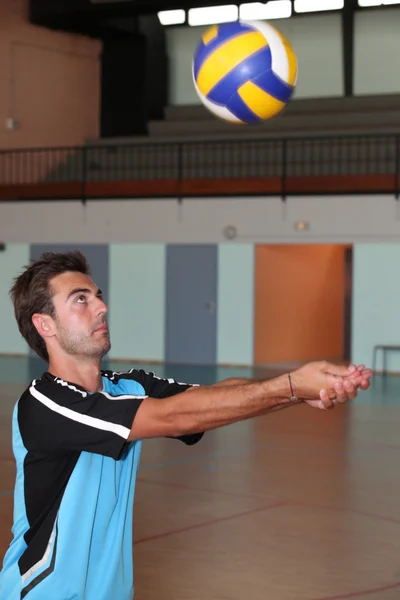 En man som spelar volleyboll. — Stockfoto