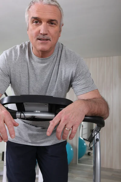 Starší muž dělá fitness — Stock fotografie