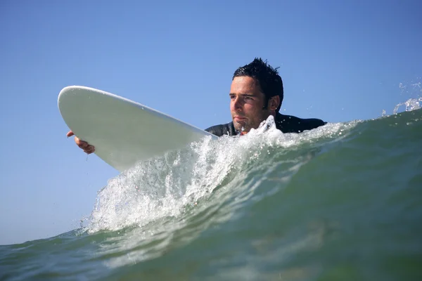 Homem surfar — Fotografia de Stock
