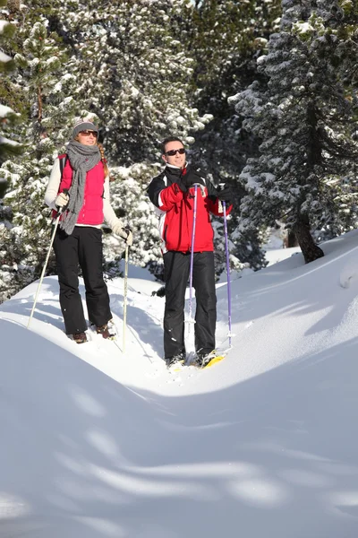 Paar samen skiën — Stockfoto