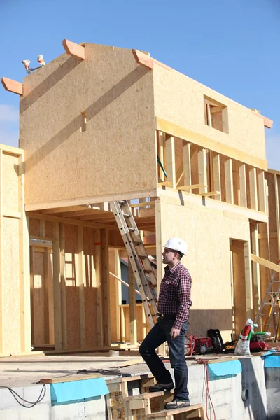 Builder går runt en byggarbetsplats — Stockfoto