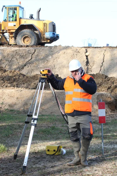 A mature engineer taking measures onsite. — Stock Photo, Image