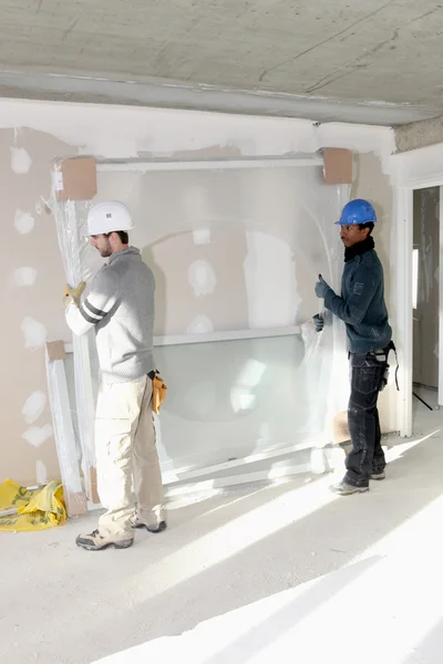 Zwei Handwerker richten eine Wohnung ein — Stockfoto