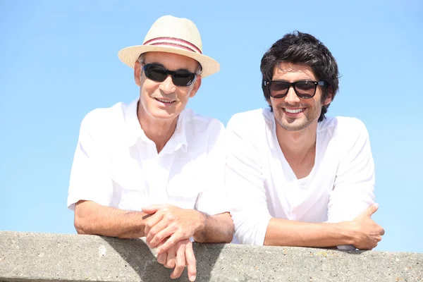 Zwei Männer mit Sonnenbrille im Sonnenschein lizenzfreie Stockfotos