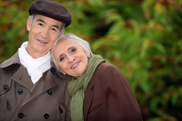 A mature couple in a park. — Stock Photo, Image