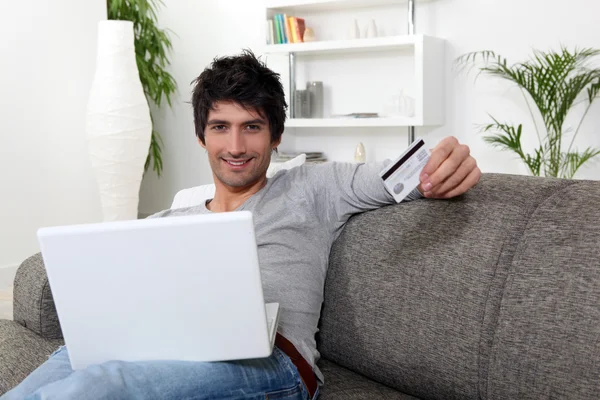 Hombre haciendo compras en Internet — Foto de Stock