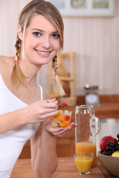 Kobieta jedzenie sałatka z owoców — Zdjęcie stockowe