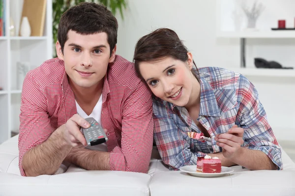 Um casal adolescente assistindo TV . — Fotografia de Stock