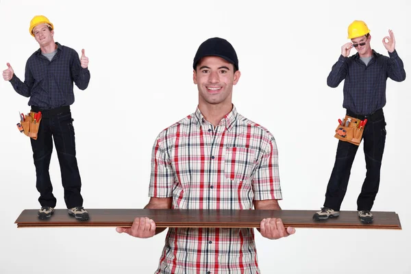 Mann balanciert winzige Arbeiter auf Holzplanke — Stockfoto
