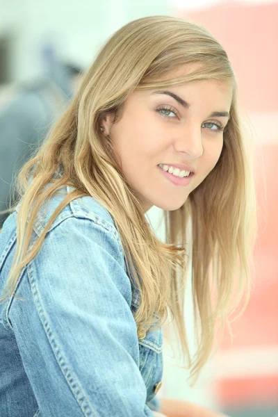 Nastoletnia dziewczyna uśmiechając się — Zdjęcie stockowe