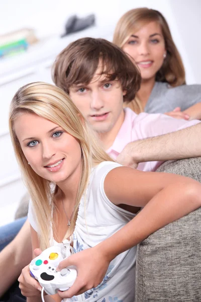 Retrato de três adolescentes jogando videogames — Fotografia de Stock