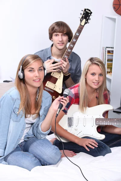 Nastolatki muzykowanie w sypialni — Zdjęcie stockowe
