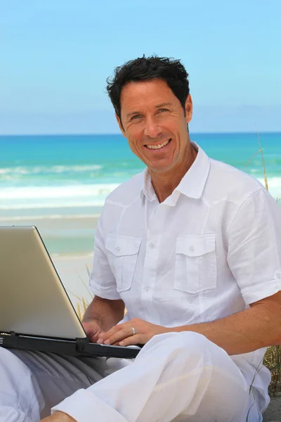 Man aan het werk op het strand. — Stockfoto