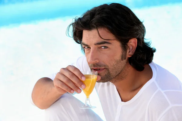 Mann trinkt Orangensaft — Stockfoto
