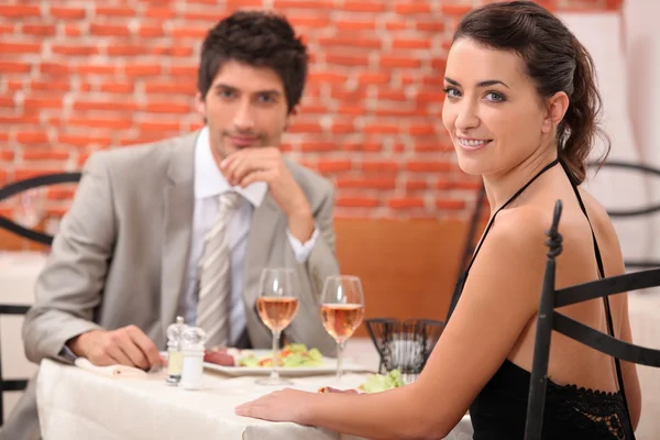 Couple ayant un repas romantique au restaurant — Photo