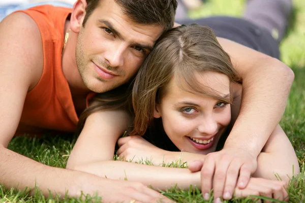 Couple laying in field — Stock Photo, Image
