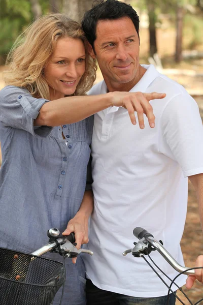 Couple avec vélos — Photo