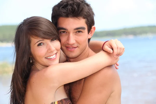 Couple adolescent au bord de la plage . — Photo