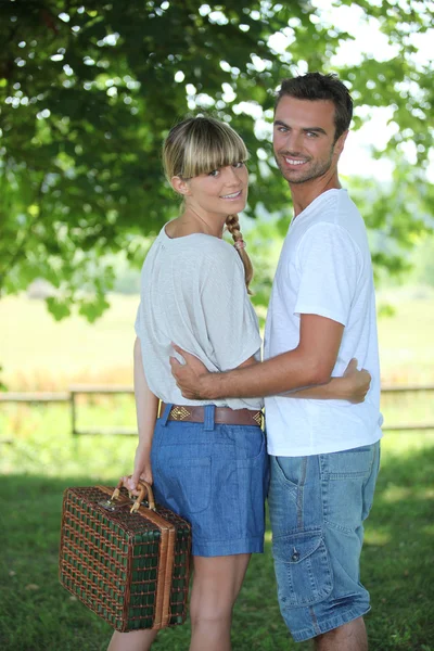 Ungt par går på picknick — Stockfoto