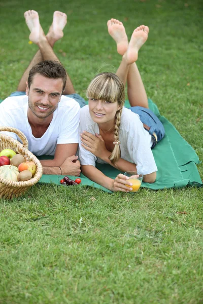Egy pár piknikezik. — Stock Fotó