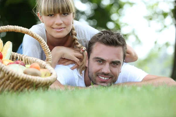 Giovane coppia che fa un picnic nel parco — Foto Stock