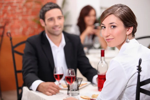 Par med måltid i restaurang — Stockfoto